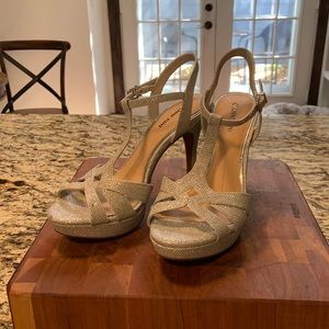 Gianni Bini size 6 1/2 silver sparkly heels!